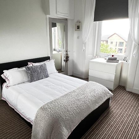 1 Bedroom Flat In Tolcross, Glasgow Top Floor. Kültér fotó
